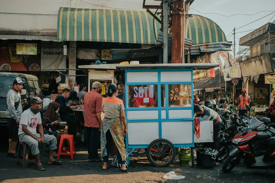 Gerobak makanan dan pembeli di jalan kota