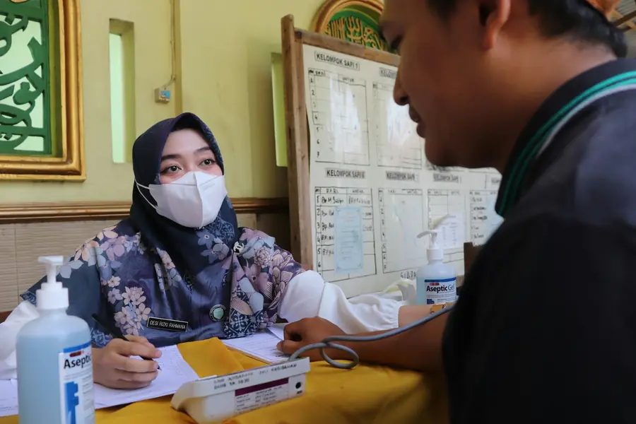 Dokter berhijab melayani pasien di meja periksa